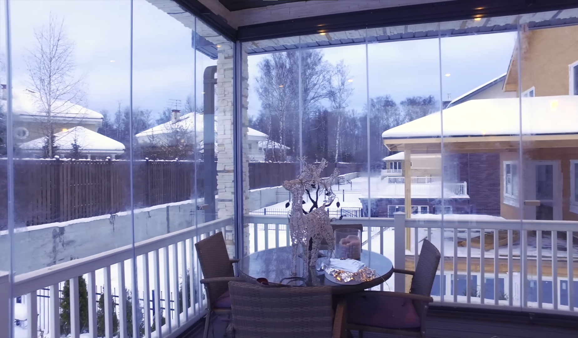 Безрамное остекление террасы в частном доме